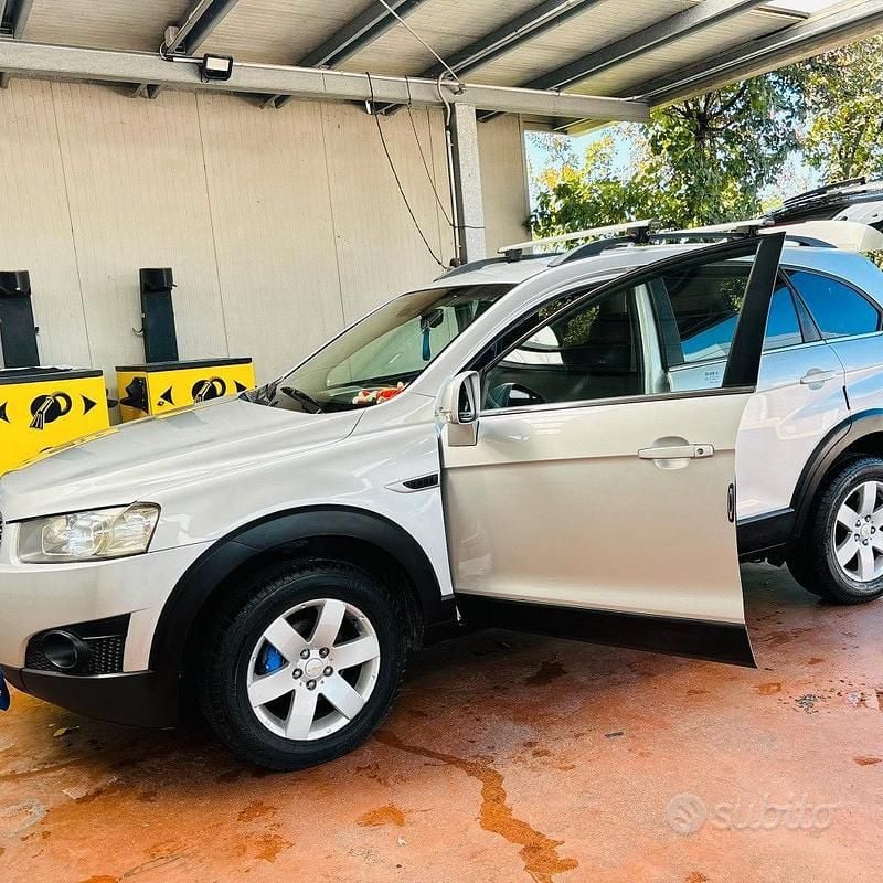 Usata Chevrolet Captiva 163 CV (119 kW) 2011 Grigio SUV