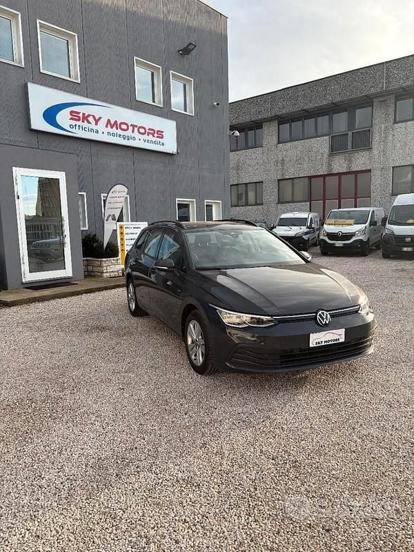 Grigio Usata 2022 VW Golf VIII Comfortline Station wagon | 13.900 € (Super prezzo) - Immagine 1/4