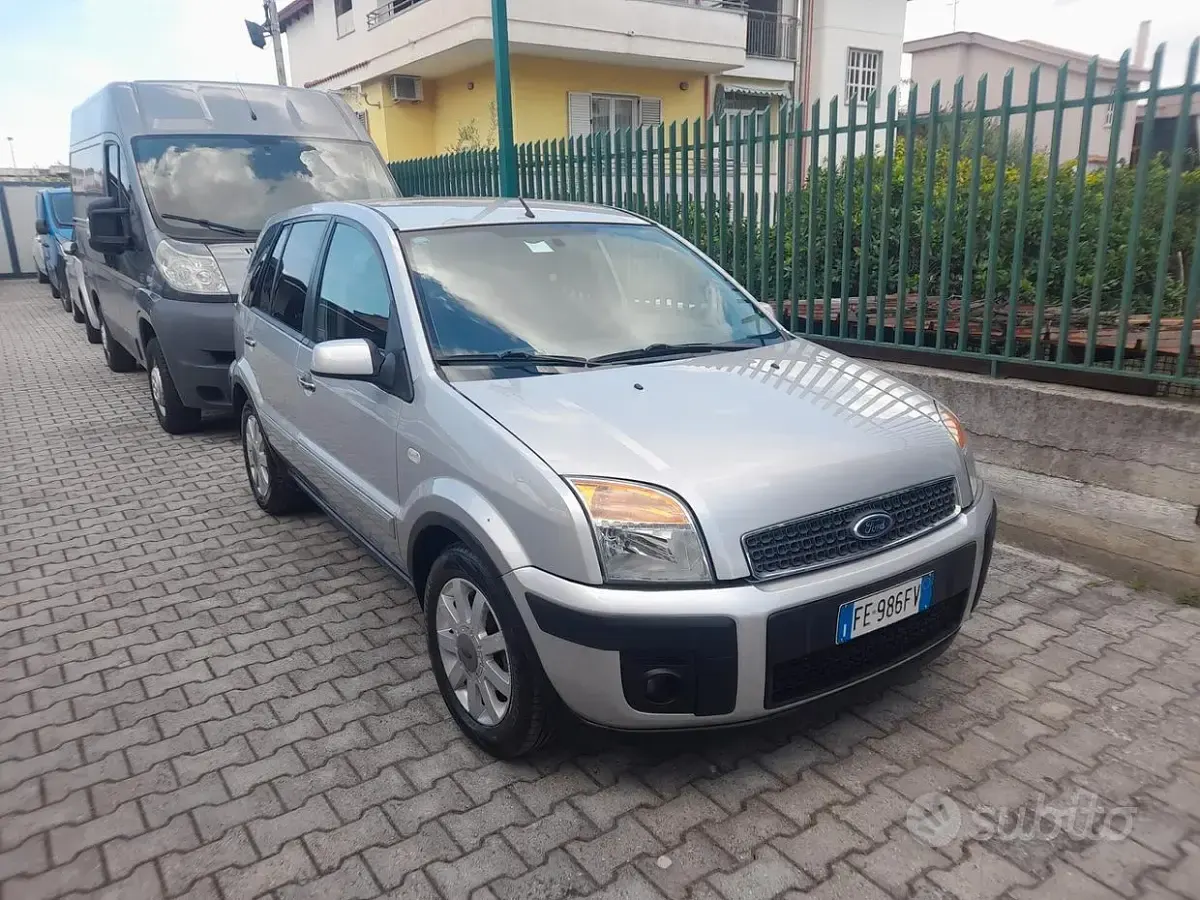 Usata Ford Fusion 80 CV (58 kW) 2010 Grigio Utilitaria