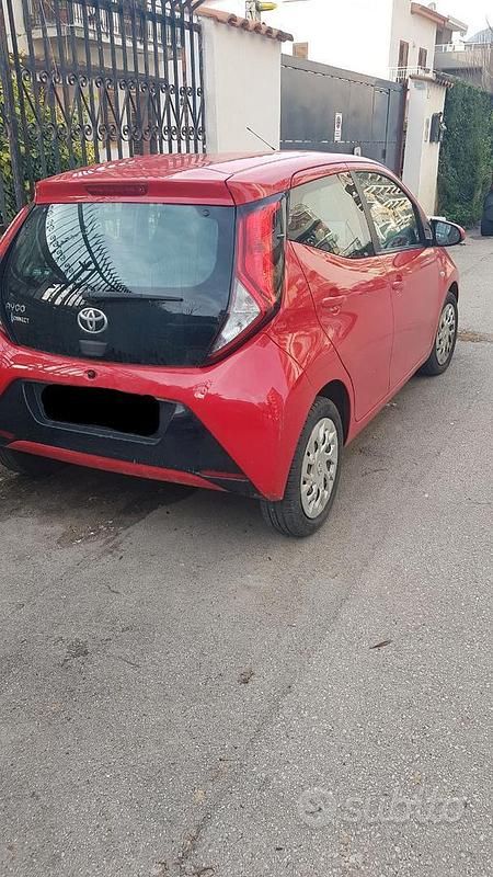Usata Toyota Aygo Cool 72 CV (52 kW) 2021 Rosso Utilitaria