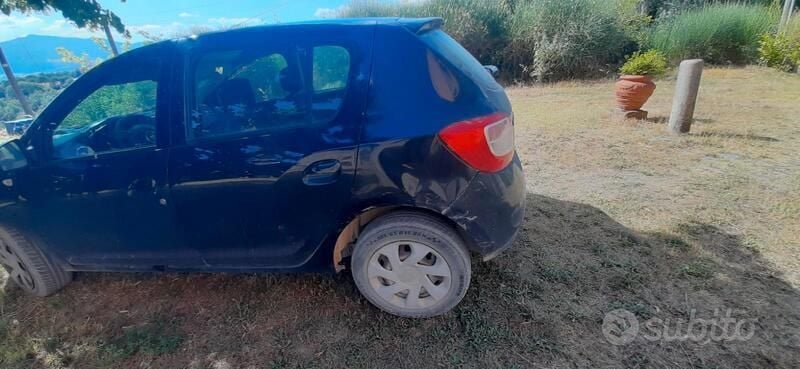 Nero Usata 2013 Dacia Sandero Due volumi | 1500 € (Super prezzo) - Immagine 1/2