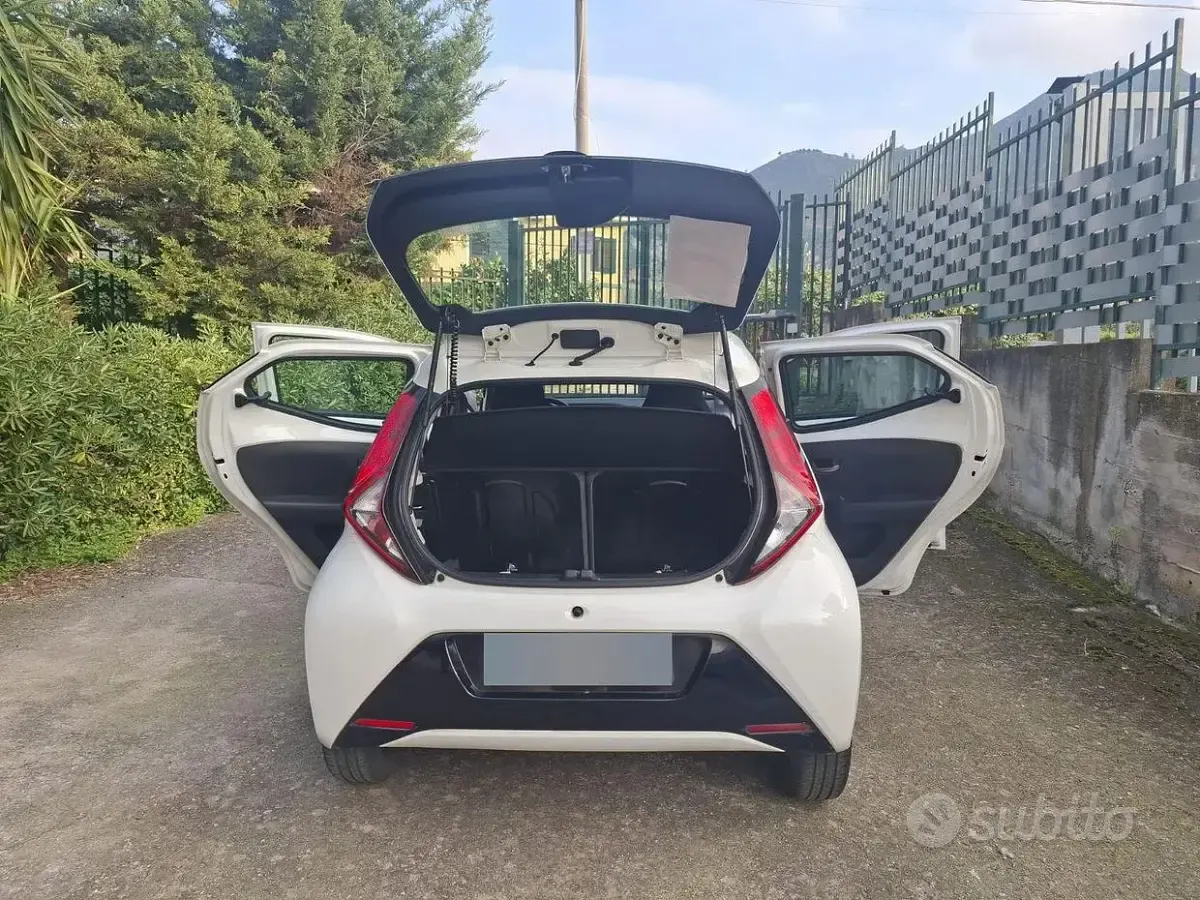 Usata Toyota Aygo Connect Style 72 CV (52 kW) 2021 Bianco Utilitaria