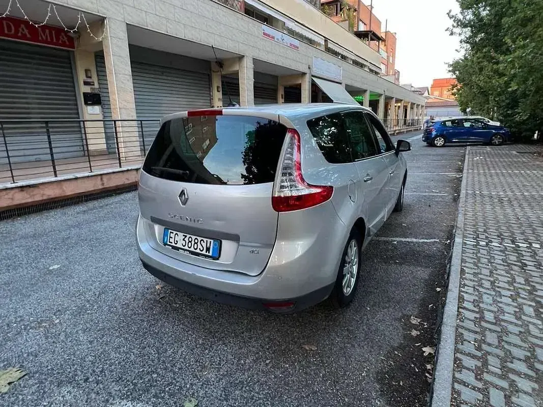 Usata Renault Scénic 110 CV (80 kW) 2011 Argento Monovolume