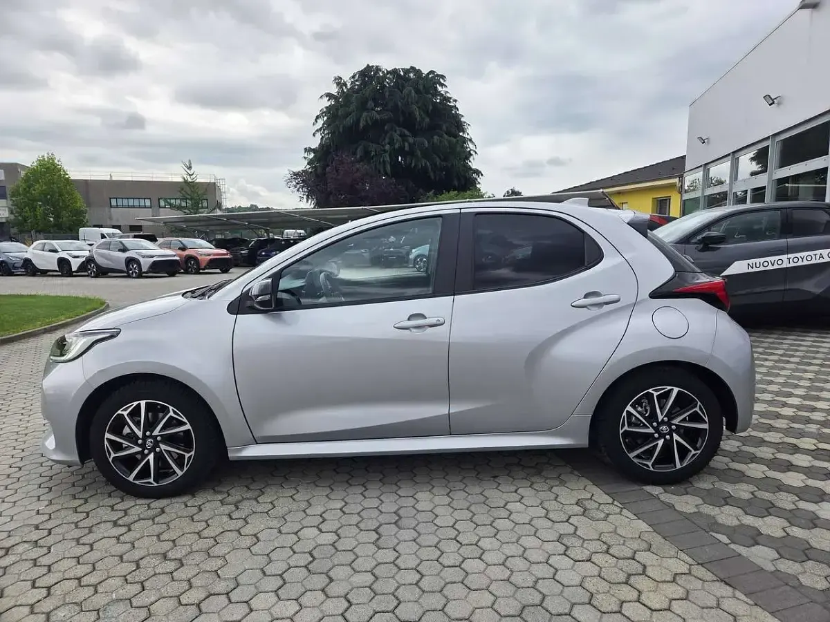Usata Toyota Yaris Hybrid Lounge 92 CV (67 kW) 2022 Silver met Berlina