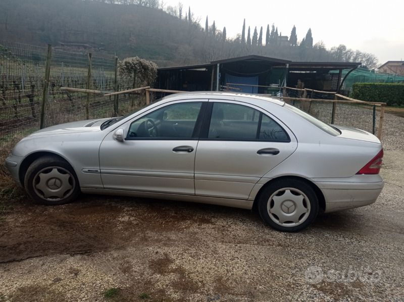Usata Mercedes 220 125 CV (91 kW) 2006 Grigio Berlina