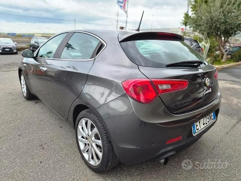 Usata Alfa Romeo Giulietta Distinctive 105 CV (77 kW) 2015 Grigio Utilitaria