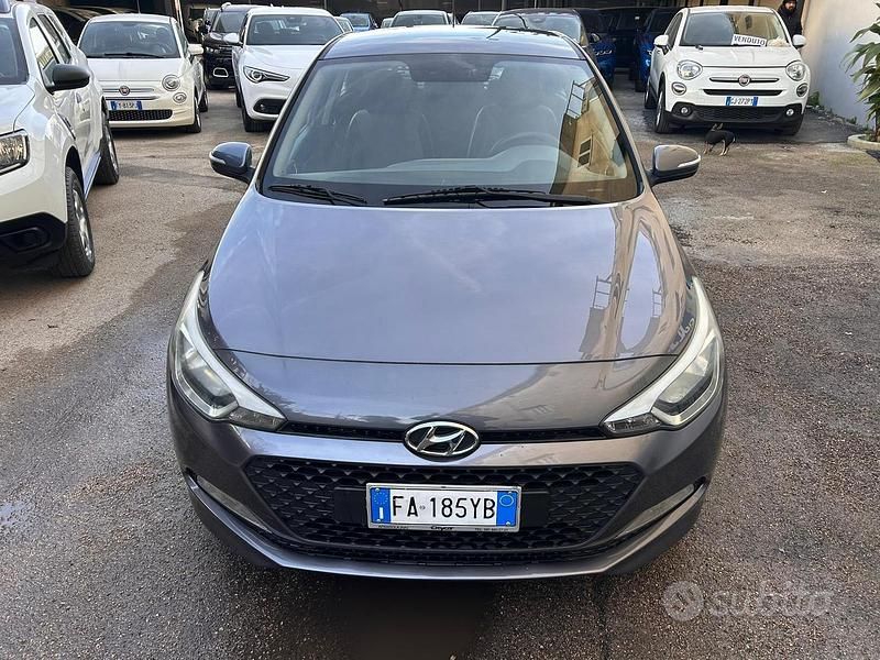 Usata Hyundai i20 Comfort 75 CV (55 kW) 2015 Grigio Berlina