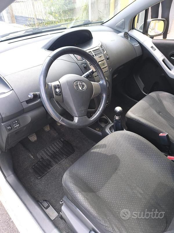 Usata Toyota Yaris 69 CV (50 kW) 2015 Utilitaria