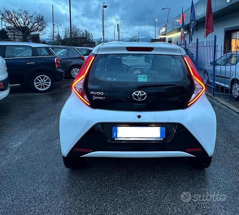Usata Toyota Aygo Connect Style 72 CV (52 kW) 2020 Bianco Utilitaria