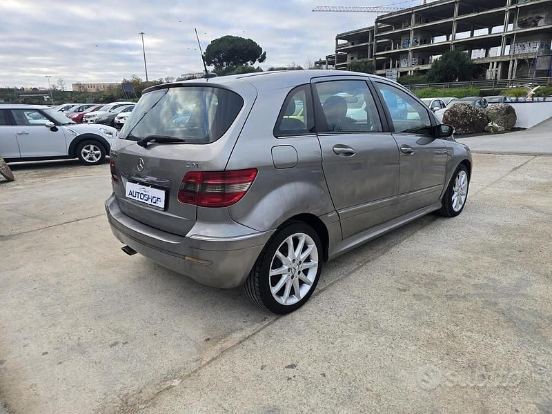 Usata Mercedes B200 140 CV (102 kW) 2007 Grigio Monovolume