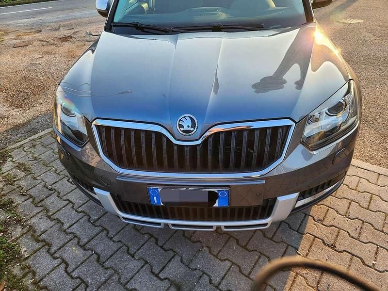 Usata Skoda Yeti Outdoor Design Edition 110 CV (80 kW) 2017 Grigio SUV