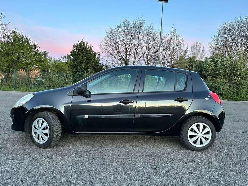 Usata Renault Clio II Luxe 68 CV (50 kW) 2007 Berlina