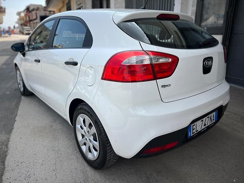 Usata Kia Rio EX 86 CV (63 kW) 2013 Bianco Berlina