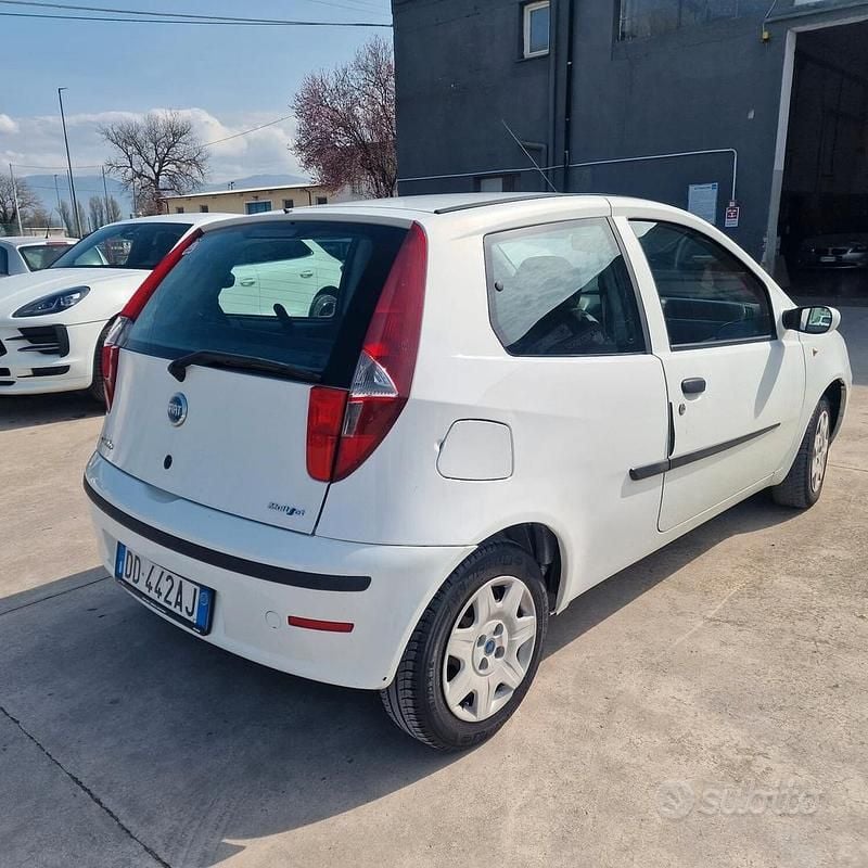 Usata Fiat Punto Dynamic 69 CV (50 kW) 2006 Bianco Utilitaria