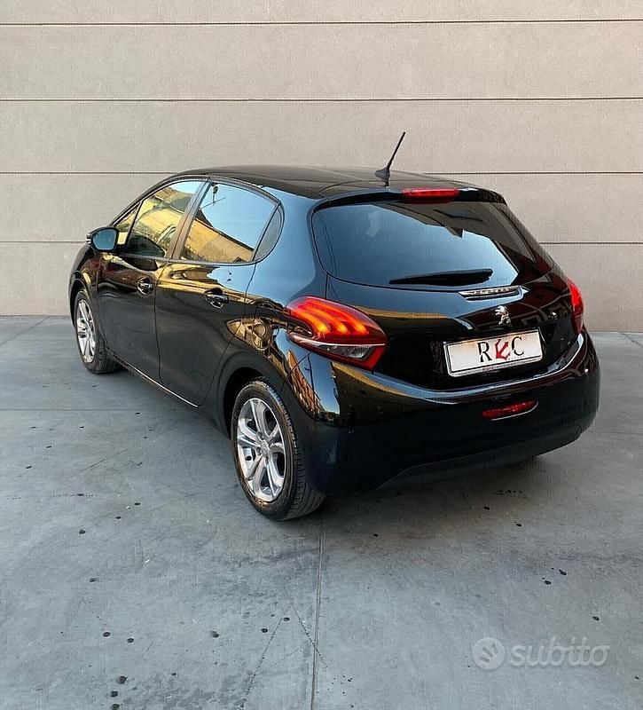 Usata Peugeot 208 Allure 82 CV (60 kW) 2018 Nero Utilitaria