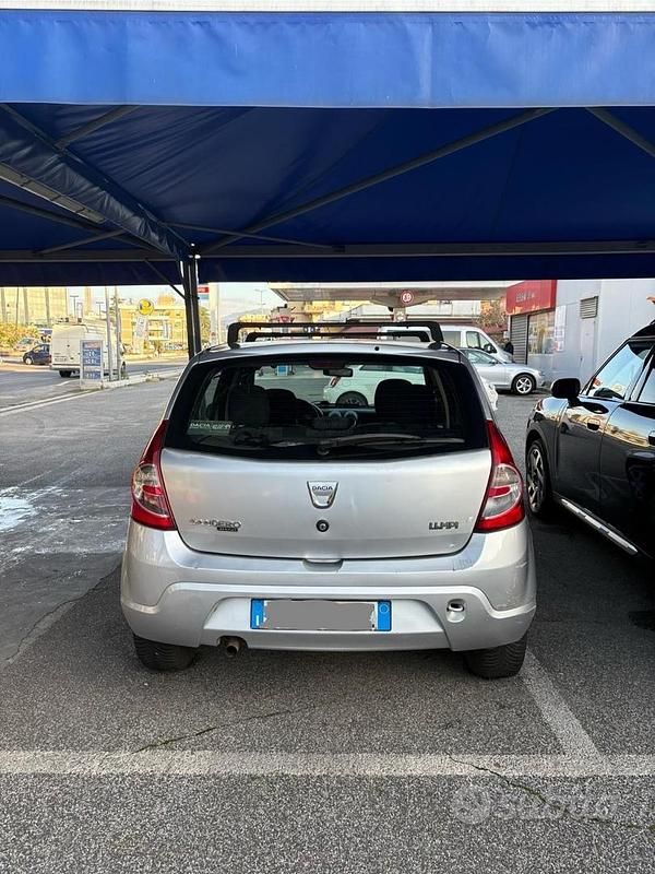 Grigio Usata 2010 Dacia Sandero Due volumi | 2700 € - Immagine 1/4