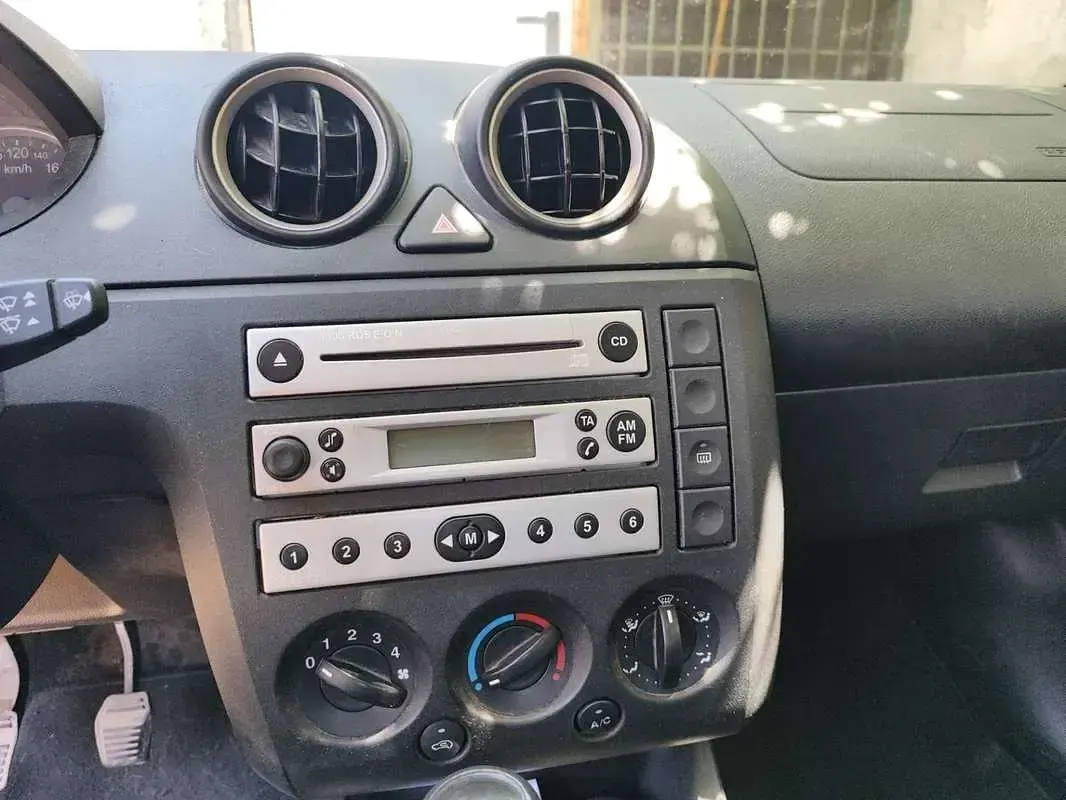 Usata Ford Fiesta 68 CV (50 kW) 2004 Grigio Utilitaria