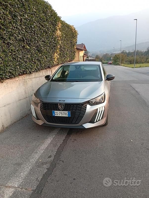 Usata Peugeot 208 101 CV (74 kW) 2024 Grigio Utilitaria