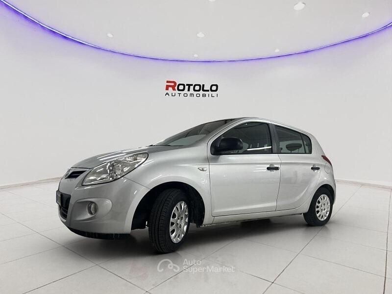 Usata Hyundai i20 Comfort 77 CV (56 kW) 2009 Gray Utilitaria