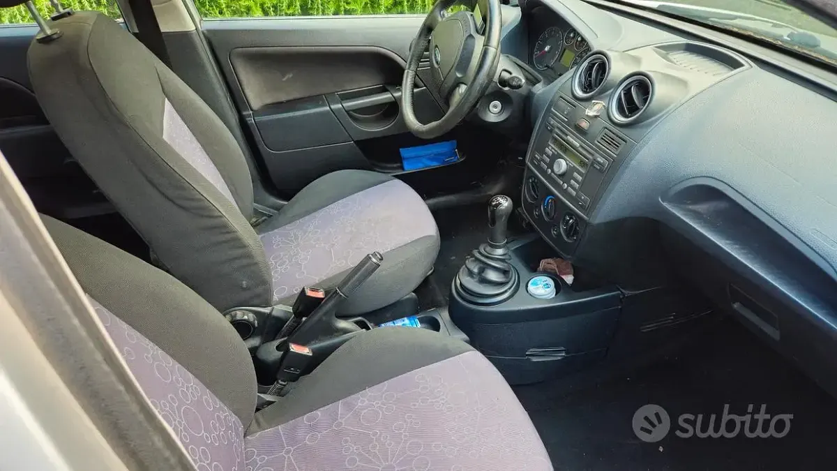 Usata Ford Fiesta 75 CV (55 kW) 2007 Grigio Utilitaria