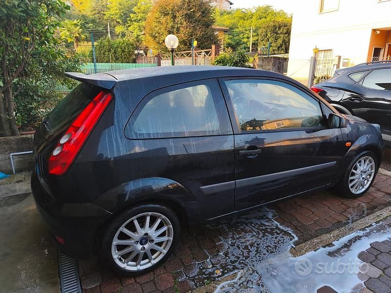 Usata Ford Fiesta 103 CV (75 kW) 2006 Nero Utilitaria