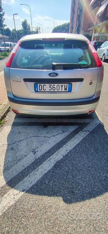 Grigio Usata 2006 Ford Focus Tre volumi | 1000 € (Ottimo prezzo) - Immagine 1/4