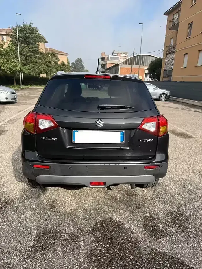 Second-hand Suzuki Vitara 120 CP (88 kW) 2015 Negru SUV
