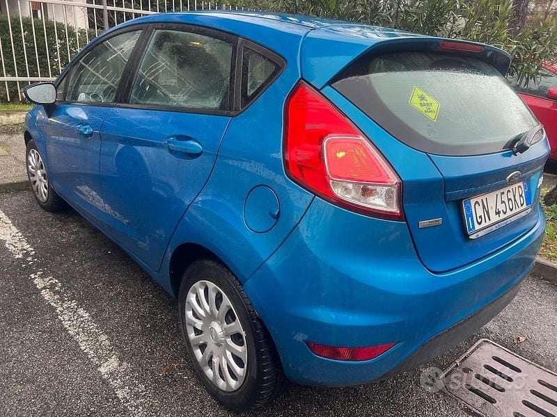 Usata Ford Fiesta Titanium 75 CV (55 kW) 2013 Blu Berlina
