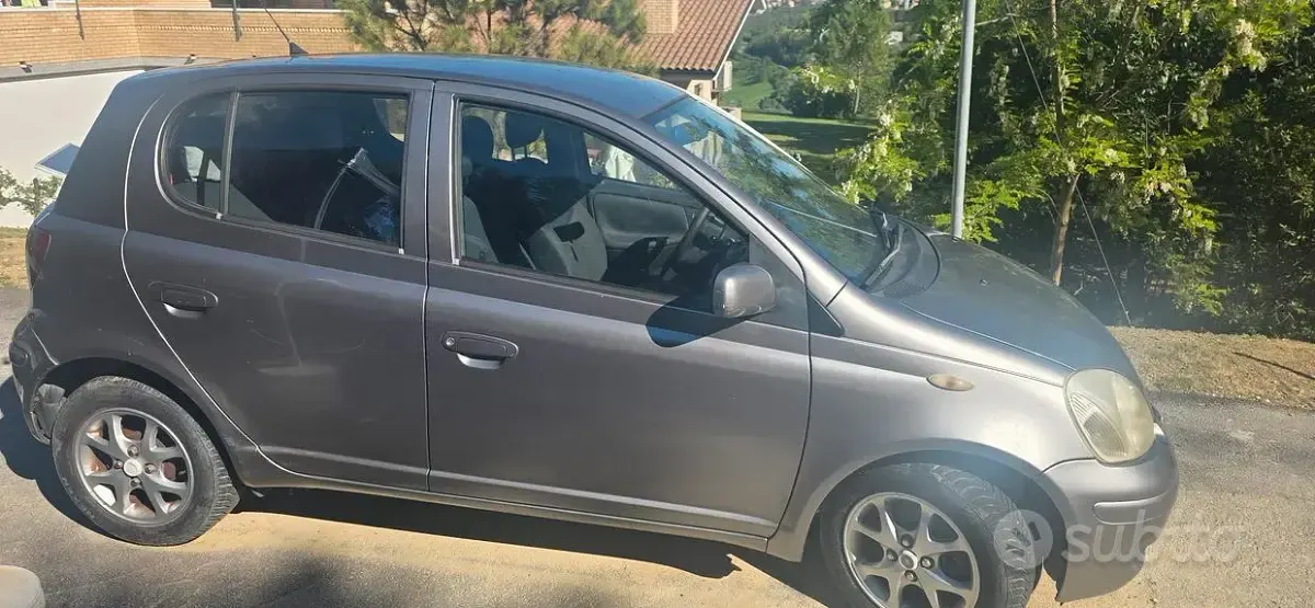 Begagnad Toyota Yaris 75 HK (55 kW) 2004 Grå Sedan