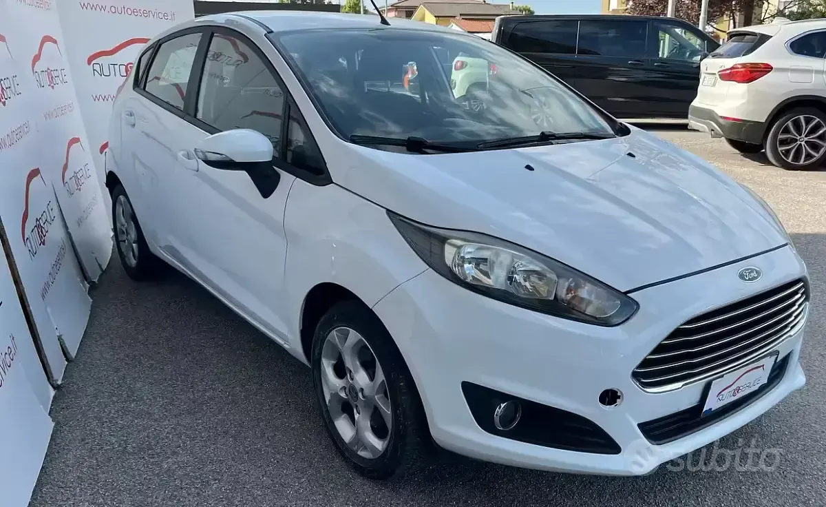Usata Ford Fiesta 75 CV (55 kW) 2015 Bianco Utilitaria