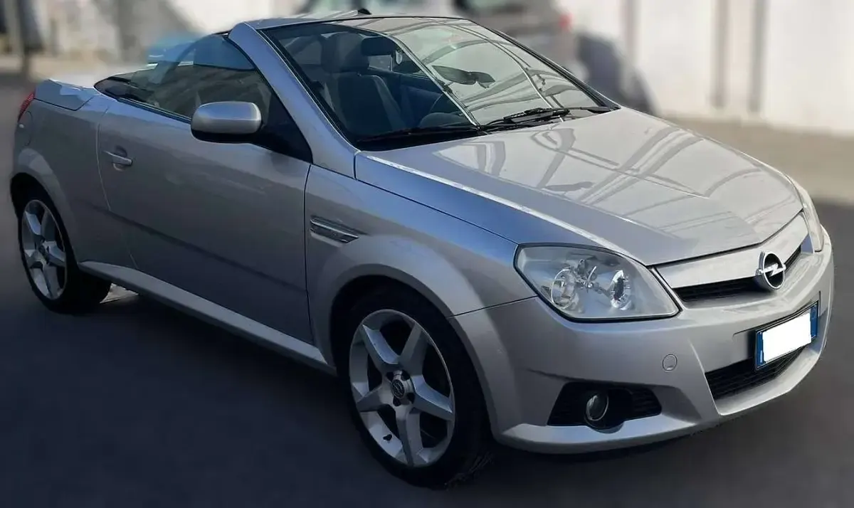 Usata Opel Tigra Sport 90 CV (66 kW) 2007 Argento metallizzato Cabrio