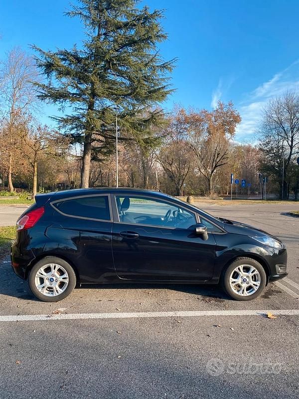 Usata Ford Fiesta 101 CV (74 kW) 2014 Nero Coupé
