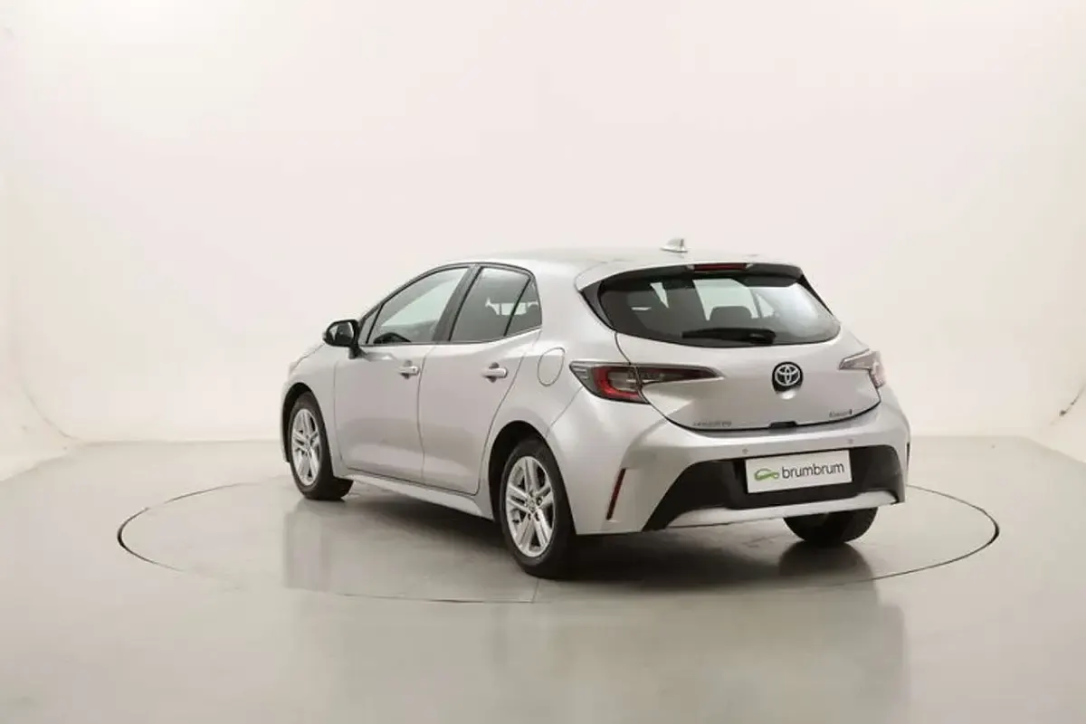 Usata Toyota Corolla Hybrid Business Edition 122 CV (89 kW) 2022 Argento Berlina