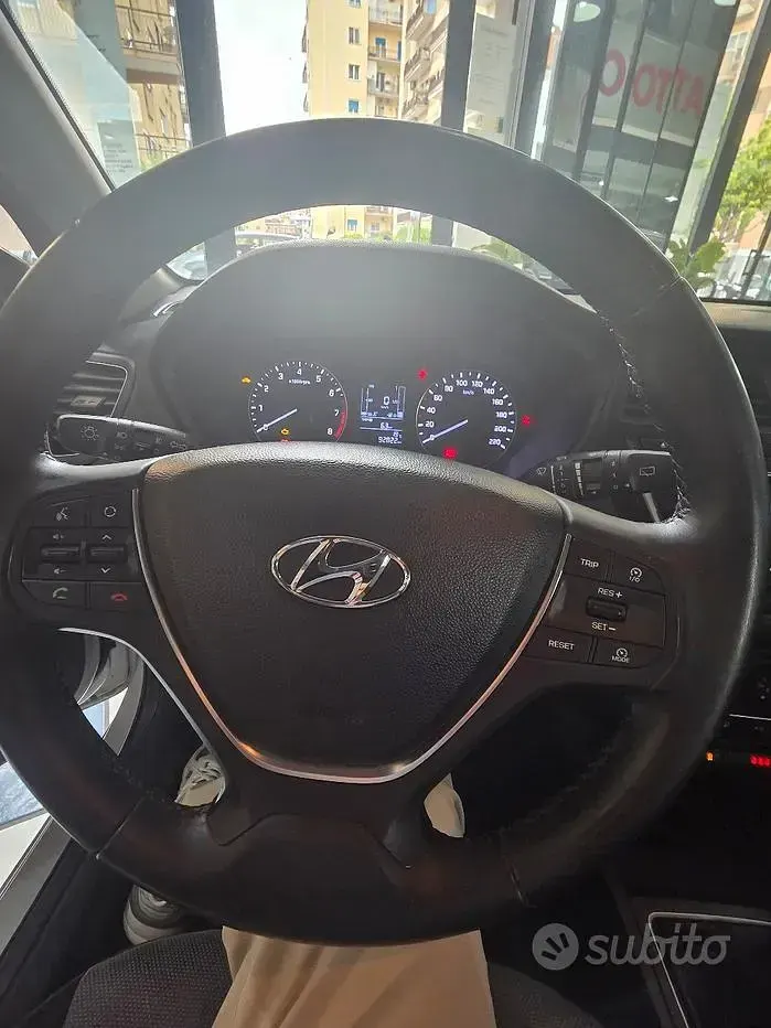 Käytetty Hyundai i20 84 HP (61 kW) 2017 Harmaa Sedan