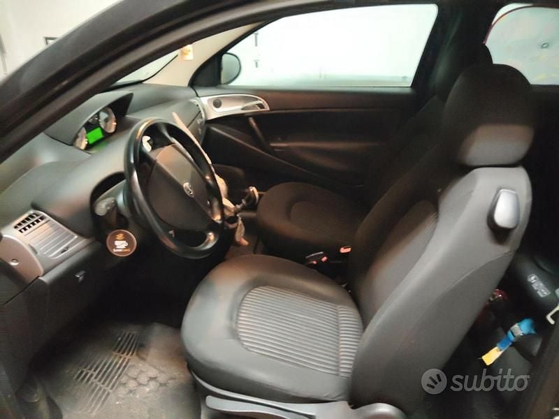Begagnad Lancia Ypsilon 77 HK (56 kW) 2010 Svart Halvkombi