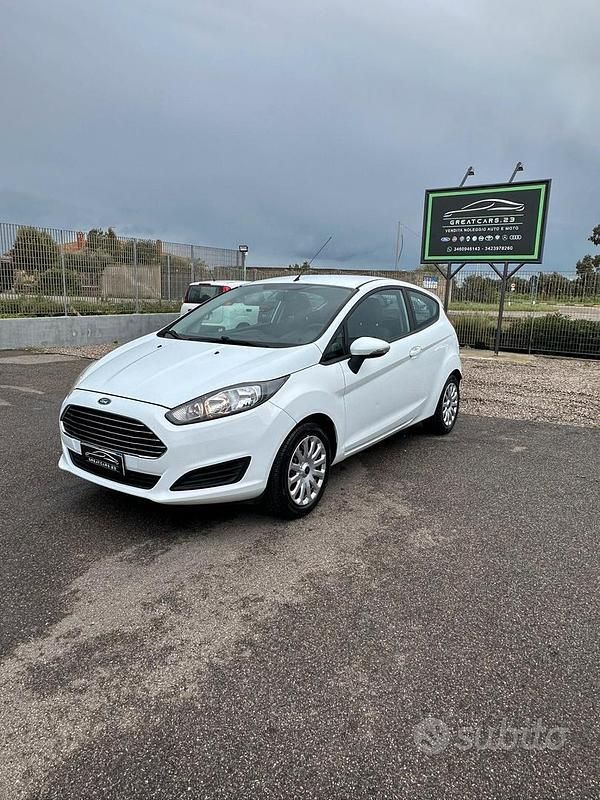 Usata Ford Fiesta 80 CV (58 kW) 2014 Bianco Utilitaria