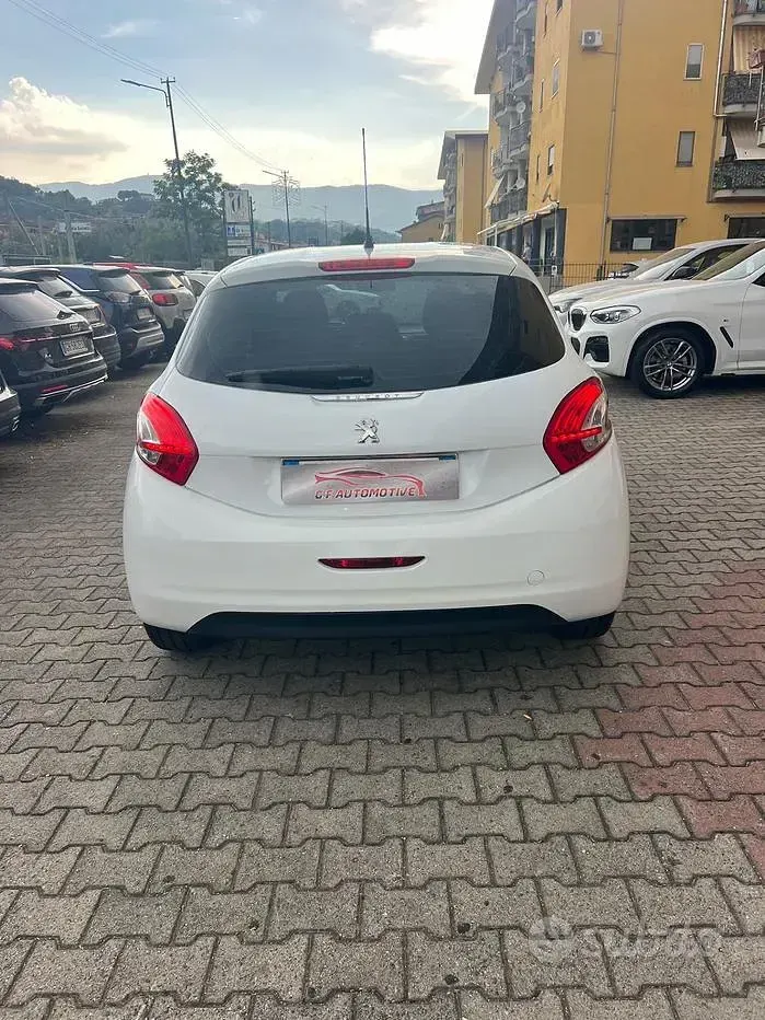 Usata Peugeot 208 Allure 68 CV (50 kW) 2015 Bianco Utilitaria