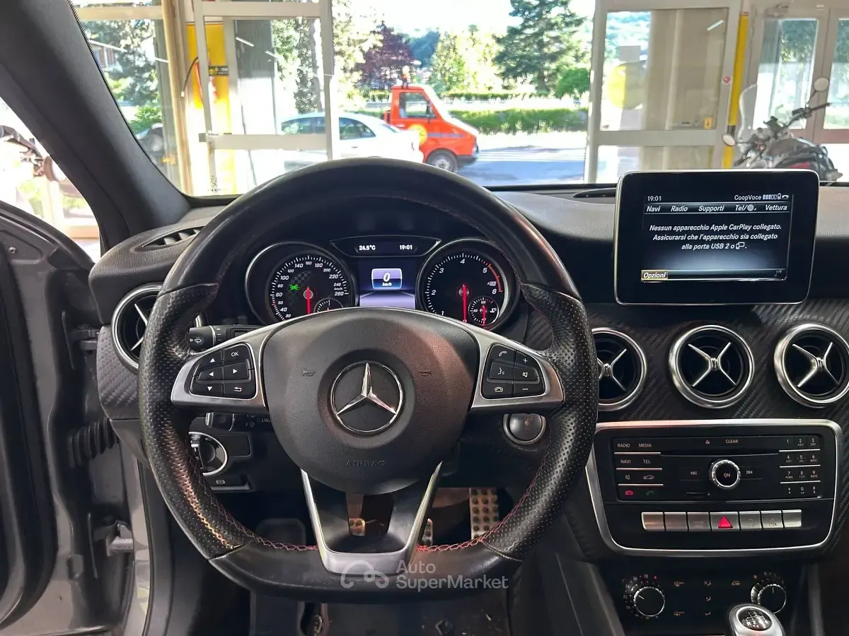 Usata Mercedes A180 AMG line 109 CV (80 kW) 2015 Gray Berlina