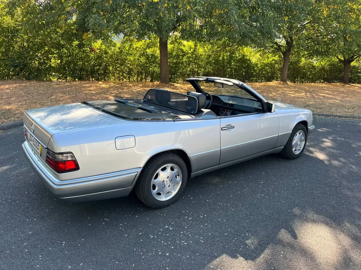 Usata Mercedes E220 150 CV (110 kW) 1996 Argento Cabrio