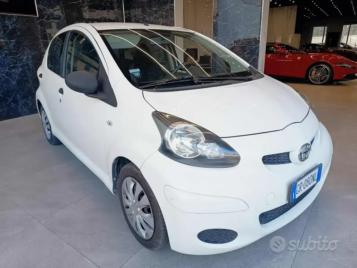 Usata Toyota Aygo Lounge 68 CV (50 kW) 2012 Bianco Utilitaria