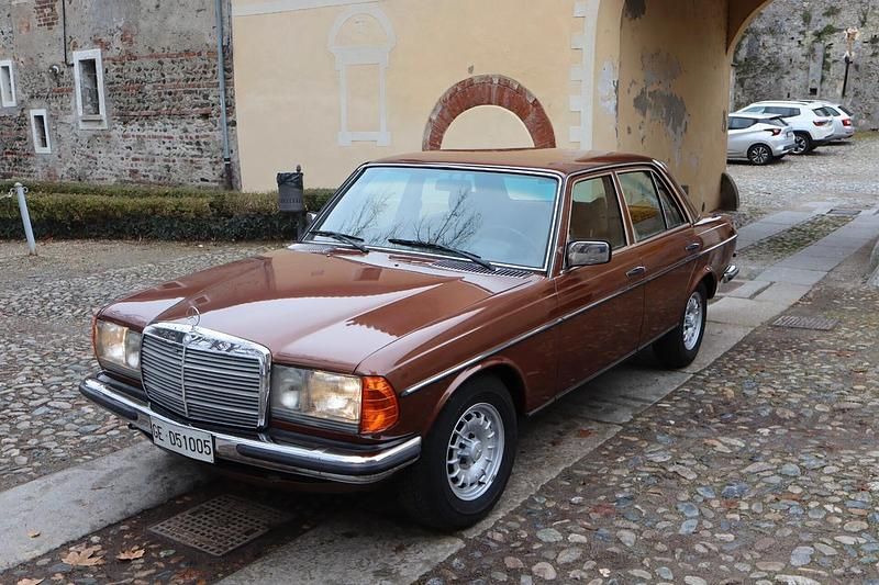 Usata Mercedes E280 108 CV (79 kW) 1976 Marrone Berlina