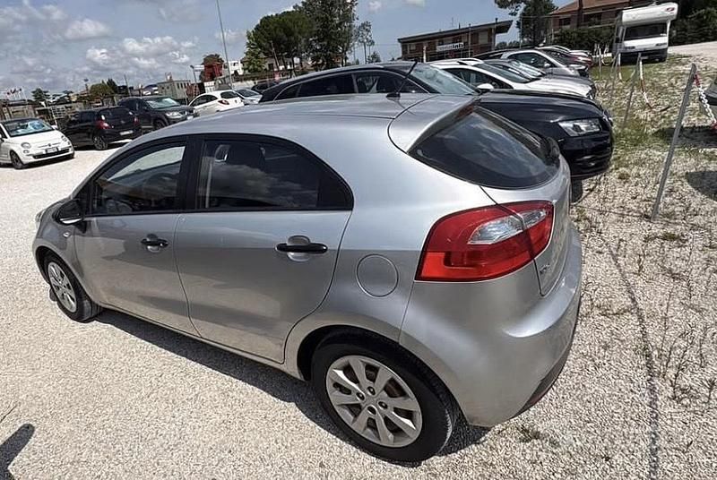 Usata Kia Rio 75 CV (55 kW) 2012 Grigio Berlina