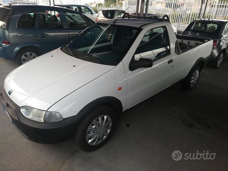 Usata Fiat Strada 63 CV (46 kW) 2001 Bianco Pick-up