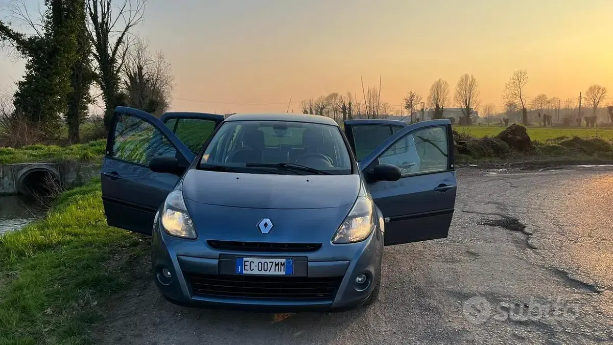 Usata Renault Clio II 101 CV (74 kW) 2010 Grigio Berlina