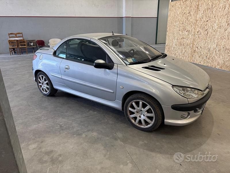 Usata Peugeot 206 CC 108 CV (79 kW) 2003 Grigio Cabrio