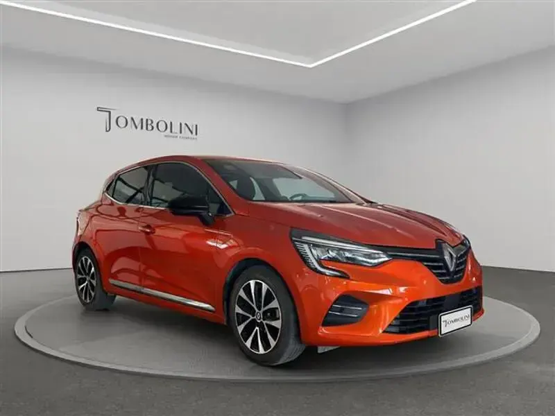 Usata Renault Clio Techno 145 CV (106 kW) 2023 Arancione Utilitaria