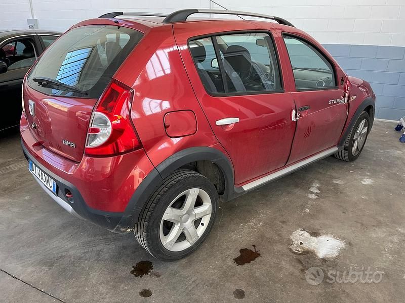 Usata Dacia Sandero Lauréate 87 CV (63 kW) 2009 Rosso Berlina