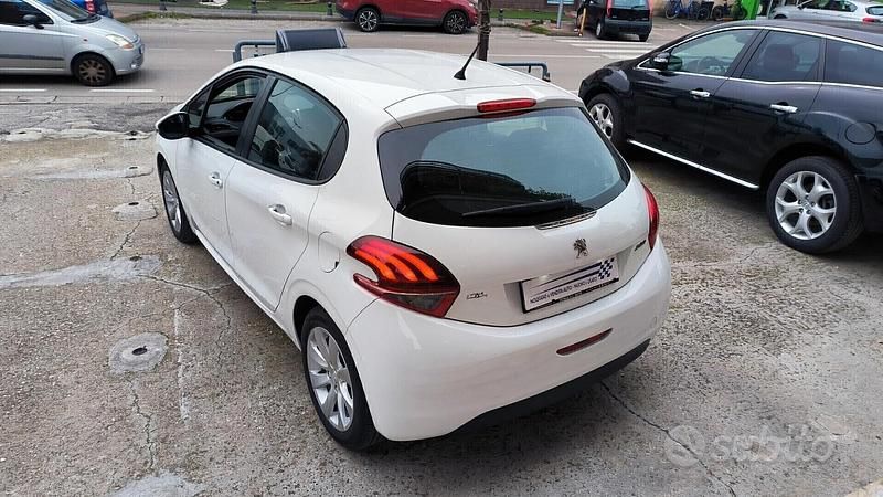 Usata Peugeot 208 68 CV (50 kW) 2013 Bianco Utilitaria