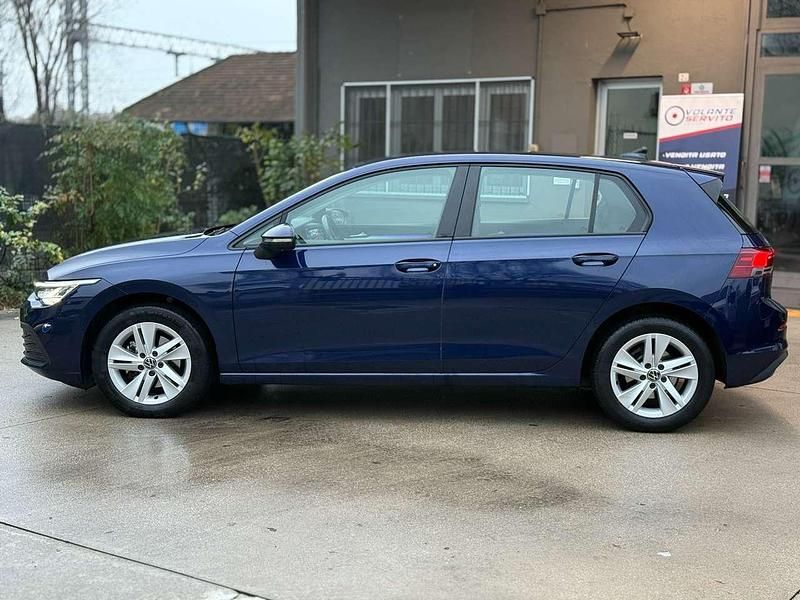 Usata VW Golf VIII Life 131 CV (96 kW) 2020 Blu/azzurro Berlina