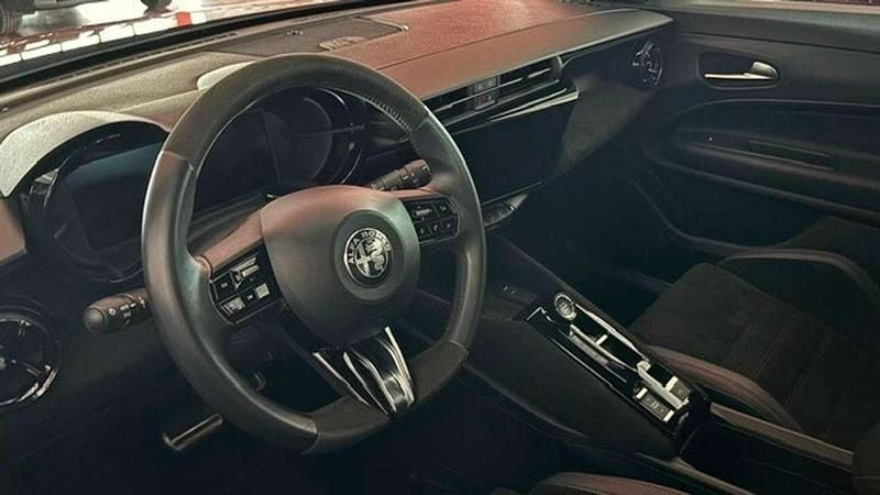 Usata Alfa Romeo Junior Edizione Speciale 114 kW (156 CV) 2024 Rosso SUV